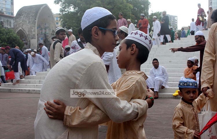 বড়দের চেয়ে ছোটোদের ঈদের আনন্দ বেশি। নামাজ শেষে শিশুদের কোলাকুলির দৃশ্য দেখলে সত্যিই চোখ জুড়িয়ে যায়। ছবি : বিপ্লব দিক্ষিৎ