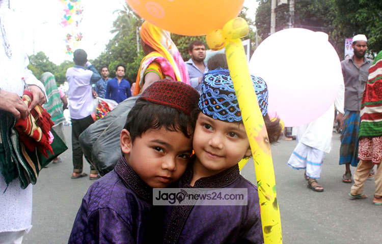 ঈদের আনন্দে দুই শিশু মাতোয়ারা। ঈদের নামাজ শেষে রঙিন বেলুন কিনেছে সেই সঙ্গে কোলাকুলিও করছে। ছবি : বিপ্লব দিক্ষিৎ