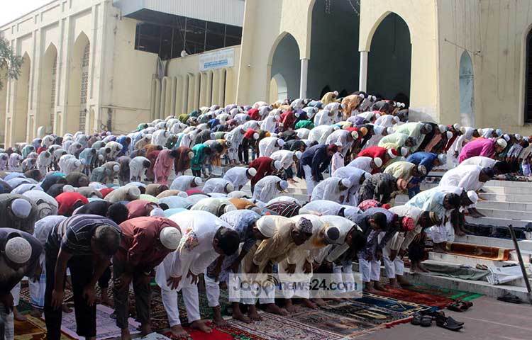 ঈদুল ফিতর উপলক্ষে বায়তুল মোকাররম জাতীয় মসজিদে পর্যায়ক্রমে পাঁচটি ঈদ জামাত অনুষ্ঠিত হয়েছে। ছবি : বিপ্লব দিক্ষিৎ