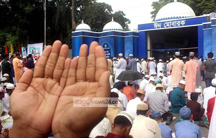 ঈদের নামাজ শেষে দেশ ও জাতির সার্বিক কল্যাণ কামনা করে বিশেষ মোনাজাত করা হয়। ছবি : বিপ্লব দিক্ষিৎ