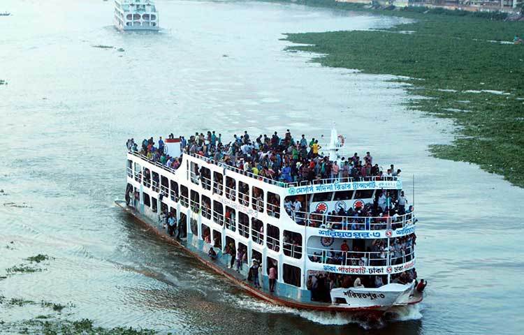 ঈদ উপলক্ষে গত কয়েকদিন থেকেই বাড়ি ফিরতে শুরু করেছেন রাজধানীবাসী। রাজধানীর সদরঘাটের লঞ্চ টার্মিনাল থেকে ঈদের যাত্রী নিয়ে ছুটছে লঞ্চ। ছবি : বিপ্লব দিক্ষিৎ
