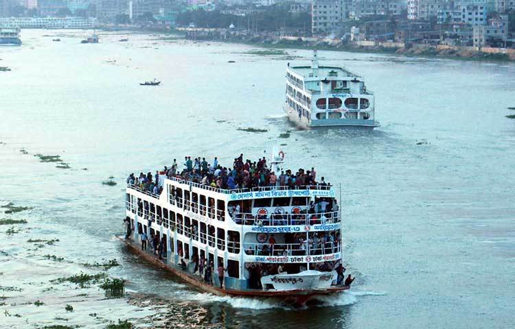লঞ্চের ছাদেও যাত্রী বোঝাই। অতিরিক্ত যাত্রী বোঝাই করা ঝুঁকিপূর্ণ জেনেও লঞ্চ কর্তৃপক্ষ তা মানছেন না। ছবি : বিপ্লব দিক্ষিৎ