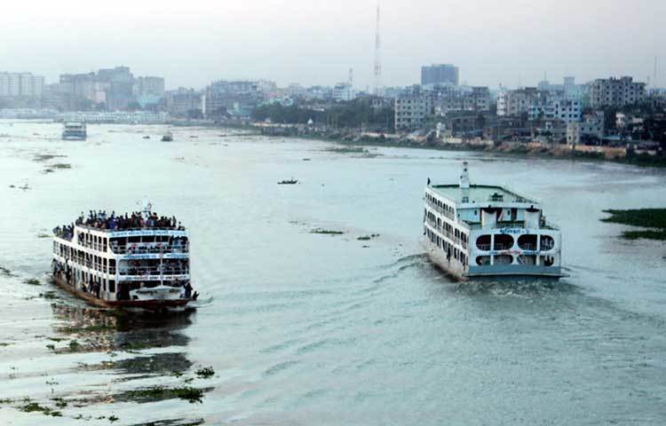 ব্যস্ত নগরবাসী কর্মব্যস্ততাকে পিছনে ফেলে স্বজনদের সঙ্গে ঈদের আনন্দ ভাগাভাগি করতে গ্রামমুখী হচ্ছেন হাজারও মানুষ। ছবি : বিপ্লব দিক্ষিৎ