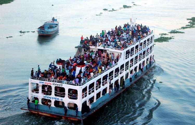 দেশের দক্ষিণাঞ্চলের যাত্রীরা স্বাচ্ছন্দ্য বোধ করেন নৌপথে। সদরঘাটে গত কয়েক দিনের তুলনায় আজ (শনিবার) যাত্রীদের উপচে পড়া ভিড় লক্ষ্য করা গেছে। ছবি : বিপ্লব দিক্ষিৎ