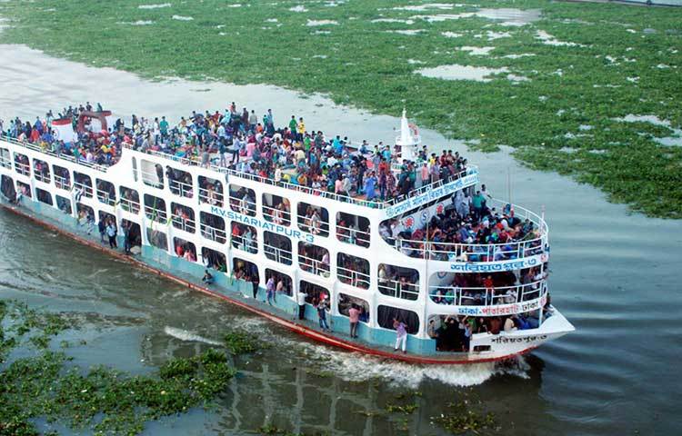বুড়িগঙ্গার কালো জল চিড়ে ঈদের যাত্রী নিয়ে ছুটছে লঞ্চ। শনিবার সকালে সদরঘাট ঘুরে দেখা যায়, ভোর থেকেই ঘরমুখো যাত্রীদের নিয়ে ছেড়ে যাচ্ছে লঞ্চ। ছবি : বিপ্লব দিক্ষিৎ