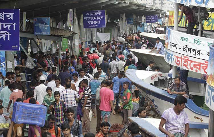 সদরঘাটের ঈদে বাড়ি ফেরত যাত্রীরা বাড়ি যাওয়ার অপেক্ষায় রয়েছেন। যাত্রীদের অতিরিক্ত চাপ থাকায় নির্ধারিত সময়ের আগেই ছেড়ে যাচ্ছে লঞ্চ। ছবি : বিপ্লব দিক্ষিৎ