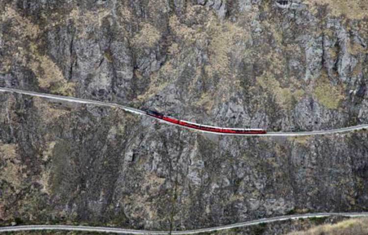 ইকুয়েডর রেলওয়ে : দ্য নারিজ দেল দায়াবলো রেলপথ ইকুয়েডরে রয়েছে। এই রেলপথ অত্যন্ত দুর্গম। রেলপথ তৈরি করতে গিয়ে বহু মানুষ প্রাণ হারান। বিশ্বের ভয়ঙ্করতম রেলপথের মধ্যে এটি অন্যতম।