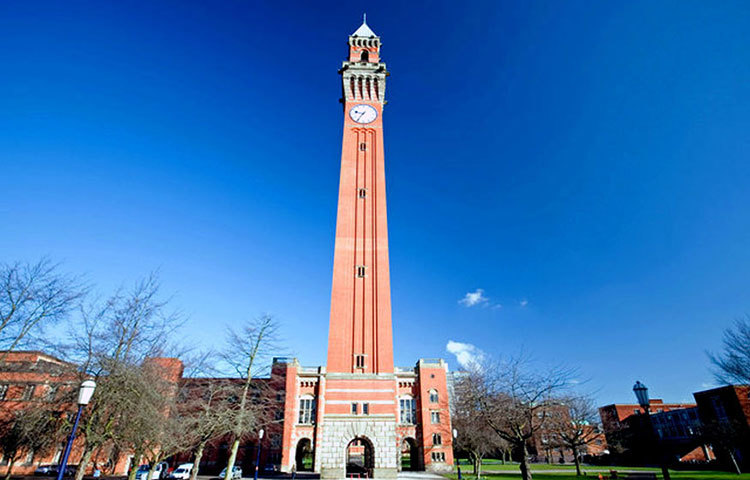 ওল্ড জো, ইউনিভার্সিটি অফ বার্মিংহাম, ইংল্যান্ড : নীরব পরিবেশে দাঁড়িয়ে রয়েছে এই ঘণ্টা যুক্ত টাওয়ারটি। এটি শহরের অনেক দূর থেকে দেখা যায়।