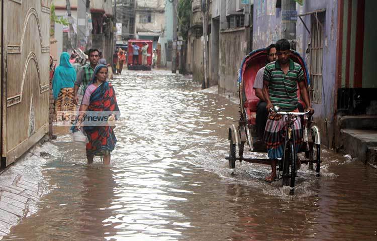 গলি নয়, এ যেন একটি খাল! বৃষ্টি হলেই এলাকার লোকজন ভোগান্তিতে পড়েন। আলোকচিত্রী : বিপ্লব দিক্ষিৎ