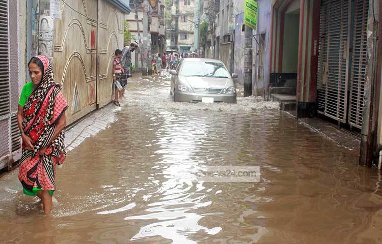 প্রাইভেটকার পানিতে ডুবে যাওয়ার মত অবস্থা। পানিতে ঝুঁকি নিয়ে চলছে এসব যানবাহন। আলোকচিত্রী : বিপ্লব দিক্ষিৎ