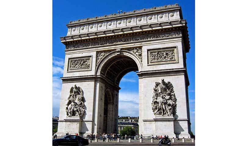 জয়ের স্থাপত্য, প্যারিস, ফ্রান্স : অপরূপ স্থপত্যশৈলীতে নির্মিত এই স্থাপনাটি ফ্রান্সের পরিচয় বহন করে।