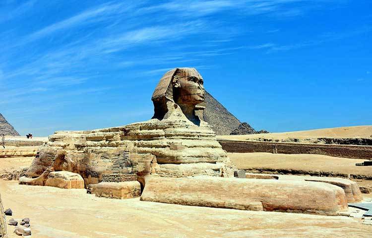 দ্যা গ্রেট স্ফিংস অব গিজা : মিশরের এই স্ট্যাচুটি বিশ্ববিখ্যাত। এই স্ট্যাচুটির সঙ্গে মিশরের ইতিহাস ঐতিহ্য জড়িত।
