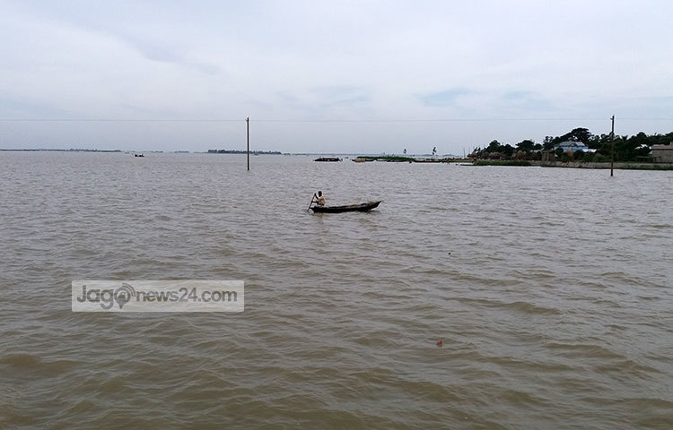 হাওরের বিস্তীর্ণ জলরাশিতে নৌকা ভাসিয়ে মাছ ধরছেন এক জেলে। হাওরের সৌন্দর্য দেখে এক নিমেষেই সবার চোখজুড়িয়ে যাবে।