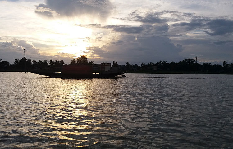 সুমাই হাওরের শেষ বিকেলের দৃশ্য। রৌদ্র মেঘের আলো-আঁধারীর খেলা দেখতে সত্যিই অপরূপ। ছবি : রাকিব ছিদ্দিকী