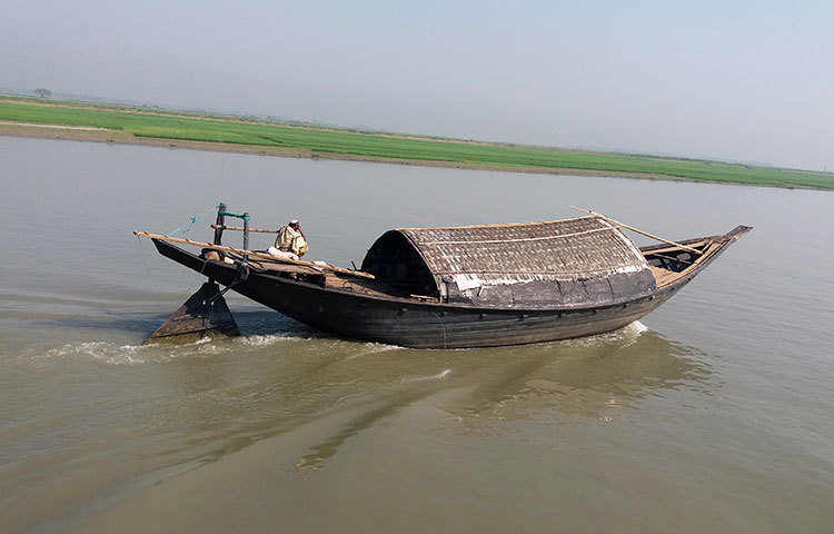 হাওরের বুক চিড়ে ট্রলার চলে যাচ্ছে। এই হাওর এখানকার মানুষের সুখ-দুঃখের নিত্যদিনের সাথি। ছবি : রাকিব ছিদ্দিকী
