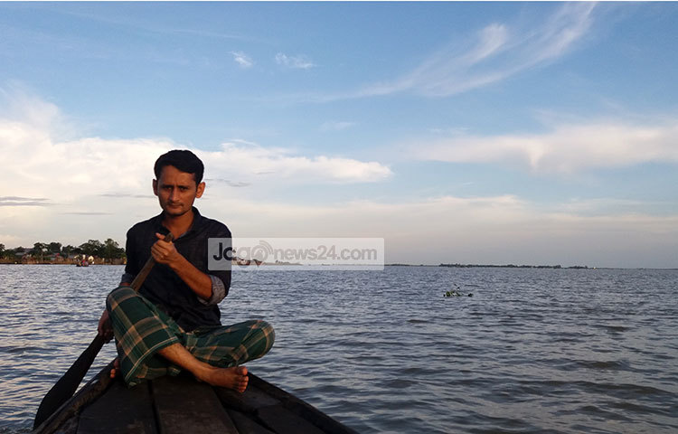 হাওরের শান্ত বুকে নৌকা বেয়ে ঘুরে বেড়ানোর মজাই আলাদা। এ যেন জলের সাথে মিতালি। ছবি : রাকিব ছিদ্দিকী