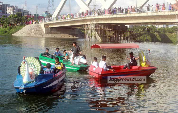 ঈদের ছুটিতে ছোটো-বড় সবাই হাতিরঝিলে নৌভ্রমণে মেতেছে। বিশেষ করে শিশুদের এই নৌভ্রমণে আনন্দ-উচ্ছ&iexcl;াস বেশি। ছবি : বিপ্লব দিক্ষিৎ
