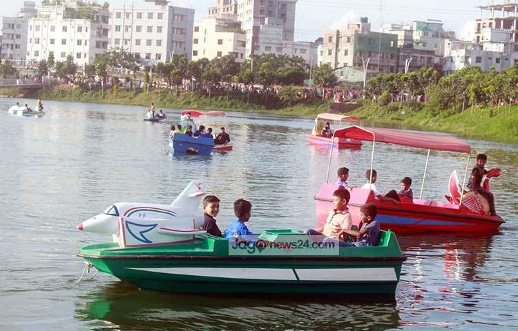 হাতিরঝিলে নৌভ্রমণ করতে আসা শিশুদের সঙ্গে কথা বলে জানা গেছে তার ঈদের ছুটিতে এমন মজা করতে পেরে খুবই আনন্দিত। ছবি : বিপ্লব দিক্ষিৎ