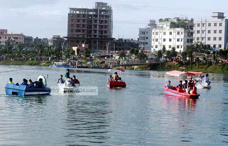 ঈদের ছুটিতে রাজধানীর অন্যতম বিনোদন কেন্দ্র হাতিরঝিলে বিনোদনপ্রেমীদের ঢল নেমেছে। ছবি : বিপ্লব দিক্ষিৎ