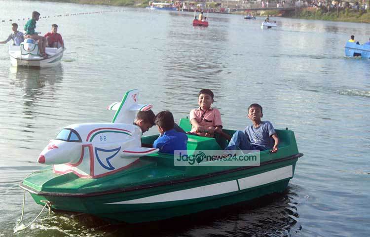 এই চার শিশু নৌভ্রমণে নেমে নিজেরাই নৌকার চালাচ্ছে। খুশিতে যেনো তারা আত্মহারা। ছবি : বিপ্লব দিক্ষিৎ