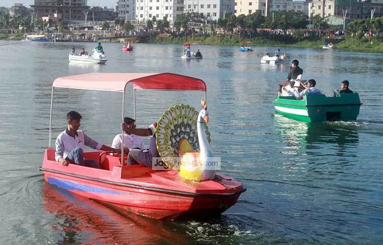 এ যেন ময়ূরপঙ্খী নায়ে চড়ে হাতিরঝিলে ভ্রমণ করছে ভ্রমণপিপাসুরা। রাজধানীর বাসিন্দারা ঈদের ছুটি কাটাতে ছুটে এসেছে। ফলে হাতিরঝিলে উপচে পড়া ভিড় দেখা গেছে। ছবি : বিপ্লব দিক্ষিৎ