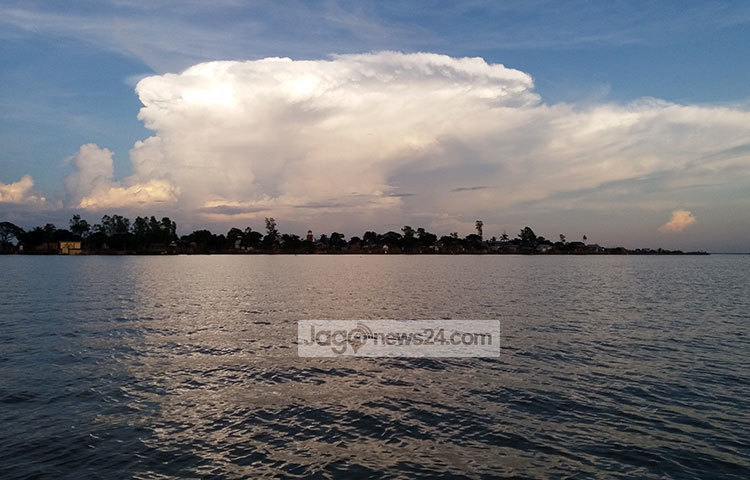 সাদা মেঘের ভেলা ভাসছে নীল আকাশে। নিচে চোখজুড়ানো হাওরের জলরাশি। মনোলোভা এ দৃশ্য দেখলে মুগ্ধ হতে হয়। ছবি : রাকিব ছিদ্দিকী