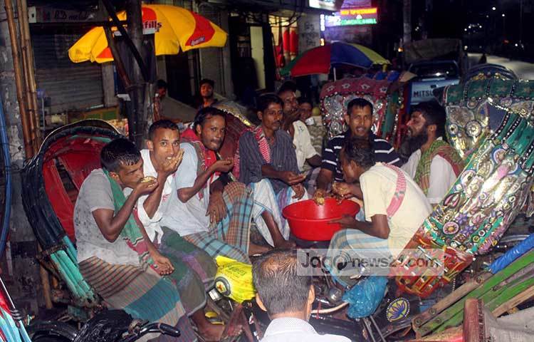 ইফতারের সময় রাজধানীর বিভিন্ন রাস্তায় দেখা যায় শ্রমজীবী মানুষ ইফতার করছেন। বিভিন্ন রাস্তার মোড়ে মোড়ে রিকশাওয়ালারা মিলেমিশে ইফতার করছেন। ছবি : বিপ্লব দিক্ষিৎ
