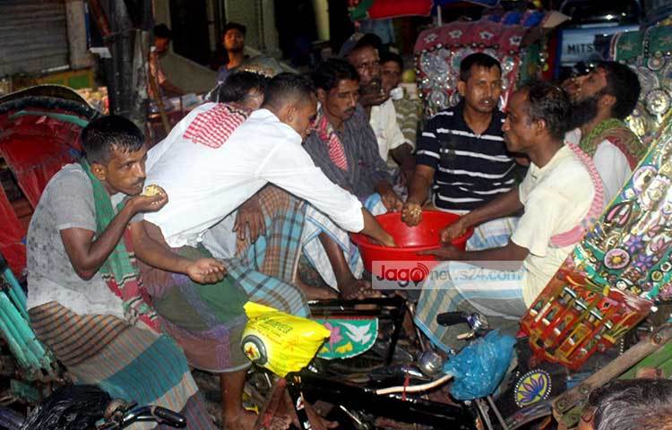 সবাই একত্রে ইফতার করতে পেরে অনেক আনন্দিত। ইফতারের পরে যে যার মত কাজে নেমে পরে। ছবি : বিপ্লব দিক্ষিৎ
