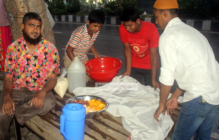 রাস্তার পাশে বসেই ইফতার তৈরির প্রস্তুতি চলছে। বিকেল হলেই এসব শ্রমজীবী মানুষের চলে ইফতার কেনাকাটার আয়োজন। ছবি : বিপ্লব দিক্ষিৎ