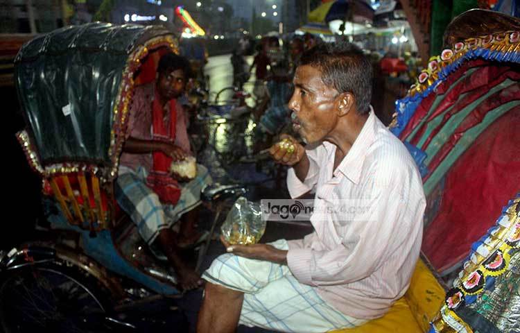 রিকশায় বসে ইফতার সেরে নিচ্ছেন রিকশাওয়ালারা। পরিবার পরিজনদের রেখে এভাবেই তাদের প্রতিদিন ইফতার করতে হয়। ছবি : বিপ্লব দিক্ষিৎ