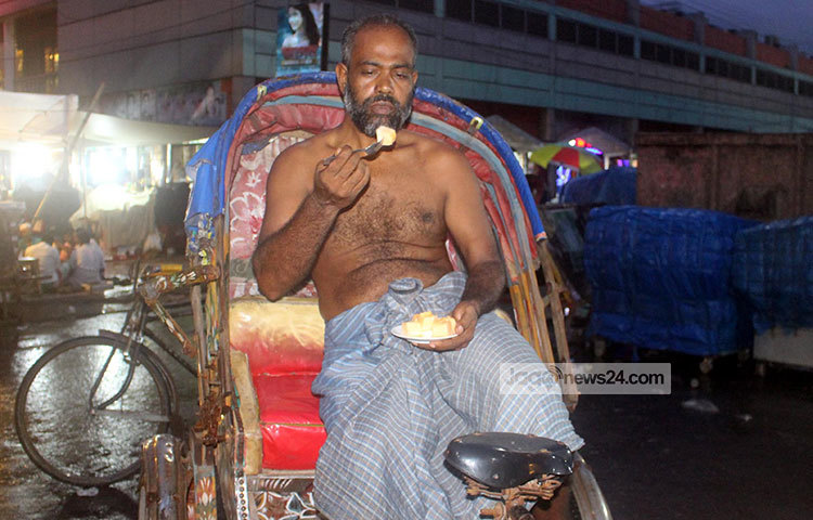 ইফতারের সময় যেখানে বসেই হয়, সেখানে বসেই ইফতারের পর্ব সেরে নিতে হয় এসব শ্রমজীবী। ছবি : বিপ্লব দিক্ষিৎ