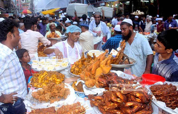 রমজানের প্রথম দিন থেকেই জমে উঠেছে চকবাজারের ঐতিহ্যবাহী ইফতার বাজার। মুখরোচক বাহারি ইফতারের আয়োজন নিয়ে বসেছে বিক্রেতারা। ছবি : দিপ্লব দিক্ষিৎ