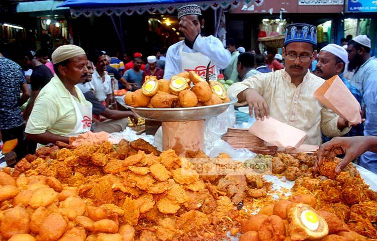 রাজধানীর বিভিন্ন এলাকা থেকে ভোজন রসিক মানুষ চকবাজারের ঐতিহ্যবাহী ইফতার কিনতে ছুটে আসে। ছবি : দিপ্লব দিক্ষিৎ