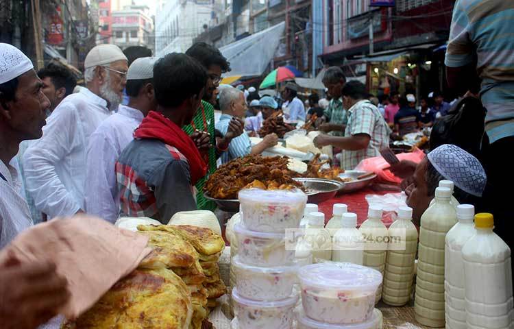 ইফতারি সামগ্রী হিসেবে বিভিন্ন ধরণের মজাদার পানীয় সাজিয়ে রাখা হয়েছে। ছবি : দিপ্লব দিক্ষিৎ
