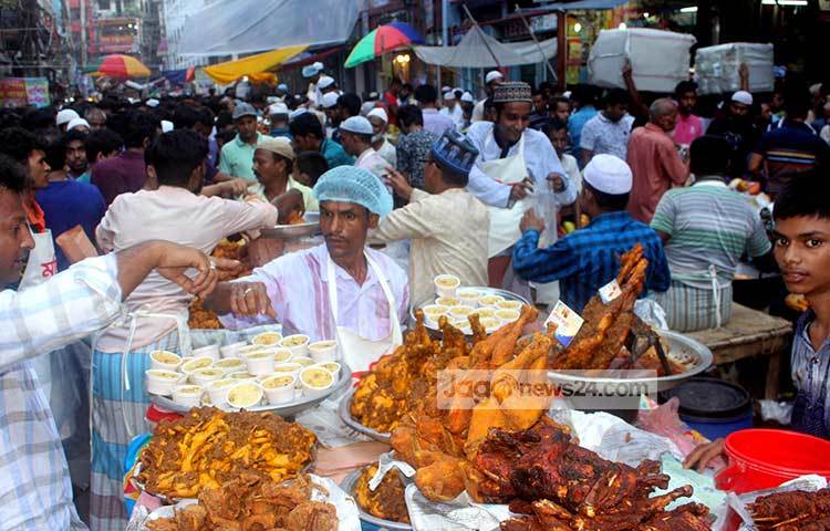 ইফতারির বাজারে উপচে পড়া ভিড় দেখা যাচ্ছে। প্রতিটি দোকানেই ধুমছে বিক্রি চলছে। ছবি : দিপ্লব দিক্ষিৎ