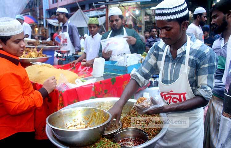 ইফতারির অন্যতম অনুষঙ্গ ছোলাবুট। ছোলাবুটের পাশাপাশি বিক্রি হচ্ছে পিয়াজু ও ঘুঘনি। ছবি : দিপ্লব দিক্ষিৎ