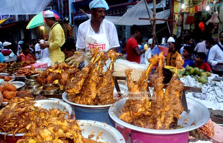 বিক্রির শীর্ষে খাসির লেগ রোস্ট থেকে শুরু করে মুরগি, হাঁস, কবুতর, কোয়েল ফ্রাই ও সুতি কাবাব। ছবি : দিপ্লব দিক্ষিৎ