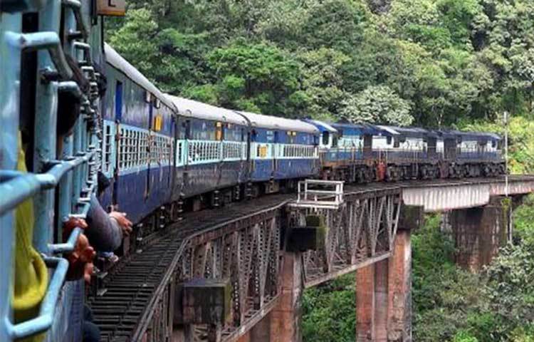 ভারতীয় রেল : সারা পৃথিবীর মধ্যে সবচেয়ে বেশি ভারতের মানুষ ট্রেনে যাতায়াত করেন। নানা এলাকায় দুর্গম রেলপথ রয়েছে এদেশে। এছাড়া প্রতিবছর ২৫ হাজার মানুষ ভারতে রেল দুর্ঘটনায় মারা যান।