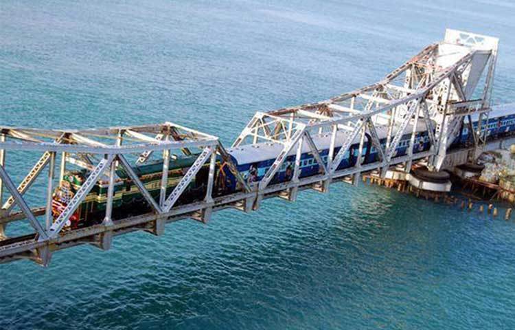 পাম্বান সেতু, ভারত : রামেশ্বরমে পাম্বান সেতু ৬৭৭৬ ফুট দীর্ঘ। সমুদ্রের উপরে তৈরি এই সেতু দিয়ে ভারতীয় রেল যাত্রা করে। ঘূর্ণিঝড় প্রবণ এই এলাকায় প্রচণ্ড জোরে বাতাস বয়। যার ফলে রেল চলাচল করা অত্যন্ত ঝুঁকিপূর্ণ।