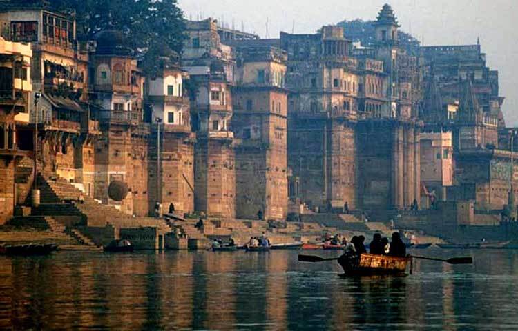 ভারত : আমাদের প্রতিবেশী দেশ ভারতের ৩১৪০৭০ বর্গ কিলোমিটার এলাকা পানিতে ভরা।