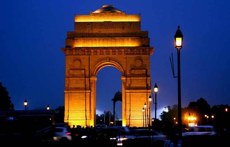 ইন্ডিয়া গেট, নয়াদিল্লি, ভারত : এটি ভারতের অন্যতম ঐতিহ্যের প্রতীক। রাতের আলোয় এই গেটটি আপন আলোয় মহিমায় হেসে ওঠে।