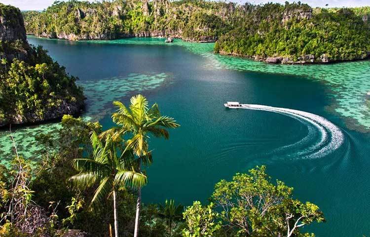 ইন্দোনেশিয়া : বিশ্বের অন্যতম মুসলিম দেশে ইন্দোনেশিয়ার ৯৩ হাজার বর্গ কিলোমিটার এলাকা পানিতে ভরা।