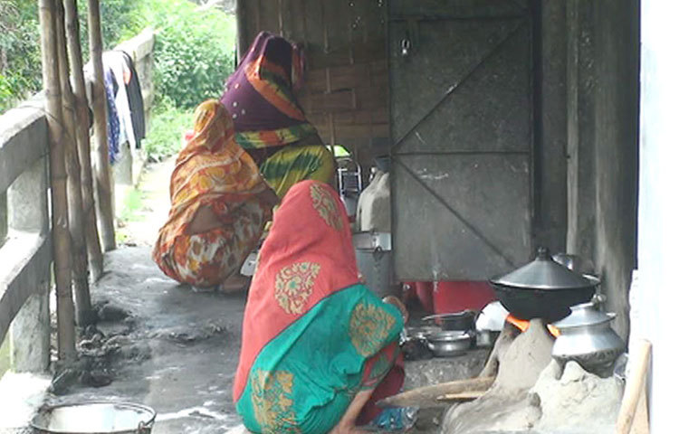 এসব বৃদ্ধাদের দিন যায় অর্ধাহারে, অনাহারে। মৃত্যুর পর কোনো ধর্ম মতেই সৎকার হয় না যৌনকর্মীদের। ছবি : শুভ্র মেহেদী