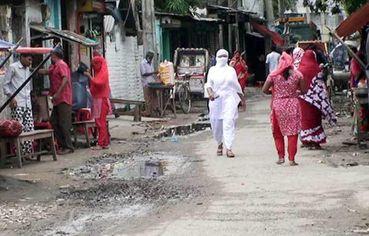 যৌনপল্লির এলাকার নোংরা পরিবেশ। এই পরিবেশে যুগ যুগ ধরেই জীবনযাপন করছে যৌনকর্মীরা। ছবি : শুভ্র মেহেদী
