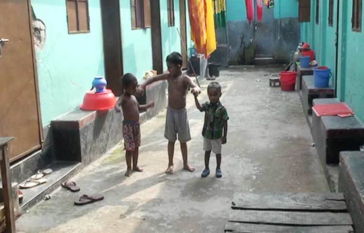 খেলা করে সময় কাটাচ্ছে যৌনপল্লির এই শিশুরা। এই শিশুরা চিকিৎসা, শিক্ষাসহ নানা রকম সুবিধা বঞ্চিত। ছবি : শুভ্র মেহেদী