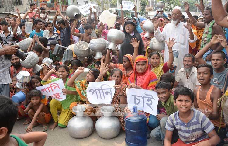 রাজধানীর যাত্রাবাড়ীর মীর হাজারীবাগে চলছে পানির জন্য হাহাকার। রমজানের শুরু থেকেই পানির জন্য হাহাকার আরো তীব্র আকার ধারণ করেছে। ছবি : বিপ্লব দিক্ষিৎ