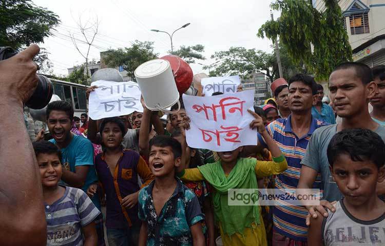 বিভিন্ন বয়সী মানুষ পানির জন্য আন্দোলনের নেমেছে। গতকাল (৩১ মে) যাত্রাবাড়ীর মীর হাজারীবাগ থেকে এ ছবি ক্যামেরাবন্দি করা হয়েছে। ছবি : বিপ্লব দিক্ষিৎ