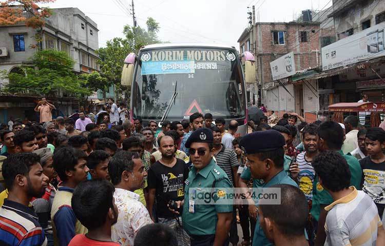 এক পর্যায়ে এলাকাবাসী পানির দাবিতে রাস্তা অবরোধ করে রাখলে পুলিশের হস্তক্ষেপে সেই অবরোধ তুলে নেওয়া হয়। ছবি : বিপ্লব দিক্ষিৎ