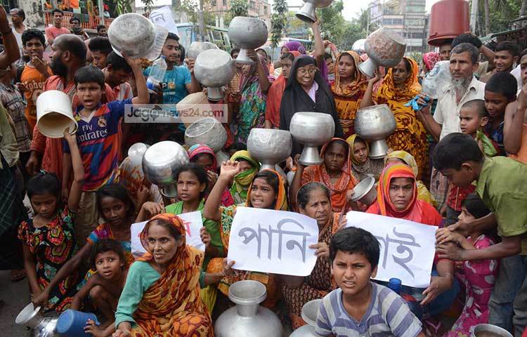 কলসি, জগহস বিভিন্ন ধরনের পানি বহন করার পাত্র নিয়ে রাস্তা অবরোধ করে আছে এলাকাবাসী। ছবি : বিপ্লব দিক্ষিৎ