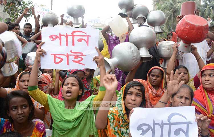 স্লোগান দিচ্ছে পানির দাবিতে আন্দোলকারী এলকাবাসী। ছবি : বিপ্লব দিক্ষিৎ
